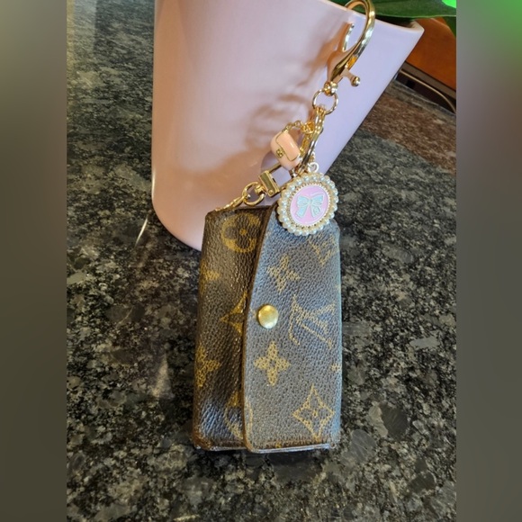 Louis Vuitton Monogram 6 Key Holder with Chain and Charm - Picture 5 of 14